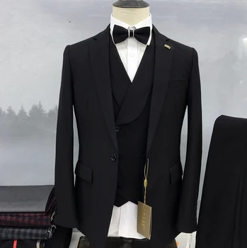 Одна пуговица 2023 Новый мужской комплект Черный костюм Остроконечная шея Классическая вечеринка Свадебный набор из трех частей (куртка + брюки + жилет))