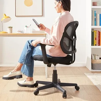 Офисное кресло со спинкой и регулируемой высотой, способное поворачиваться на 360 градусов, оснащенное подлокотниками и поясничной поддержкой, черное