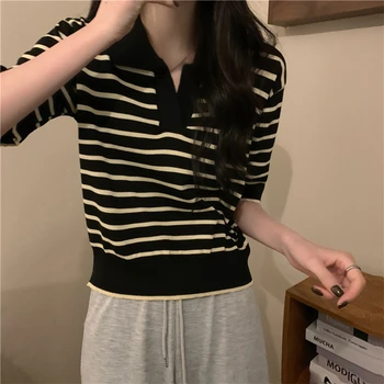 Женская вязаная укороченная футболка с рукавами и лацканами с V-образным вырезом и колорблоком в полоску